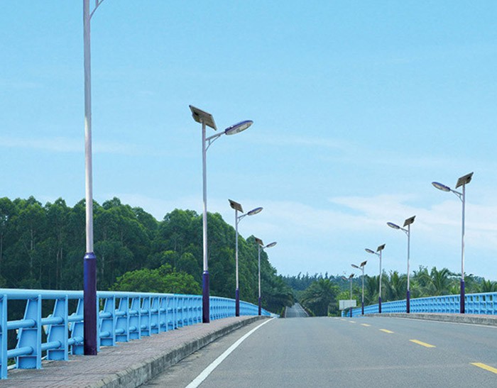 How do solar street lights create new low-carbon living scenarios?