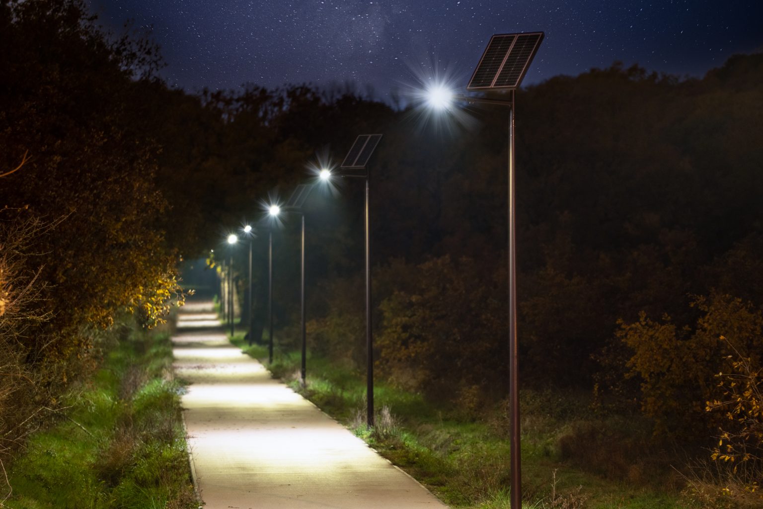 Solar street lights effectively prevent traffic accidents and improve public safety at night