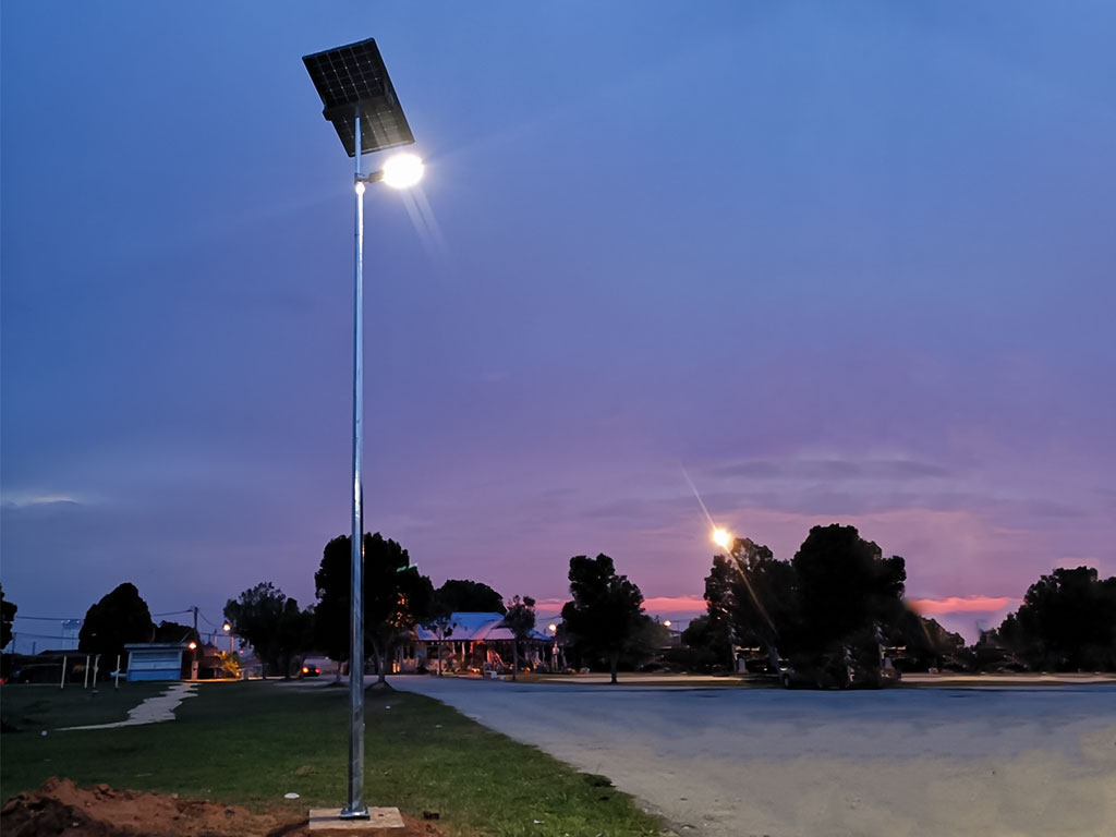 How do solar street lights make them suitable for remote rural areas or temporary construction sites?