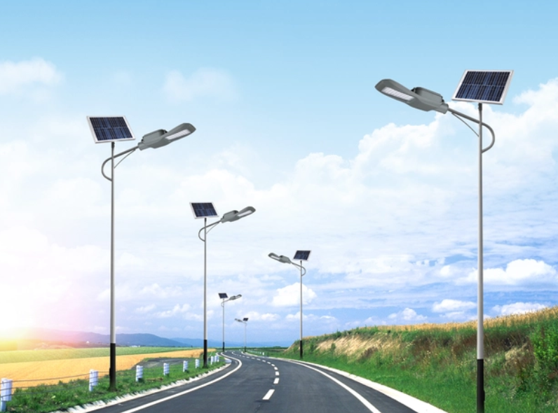 How do solar street lights achieve the dual advantages of illumination range and brightness?