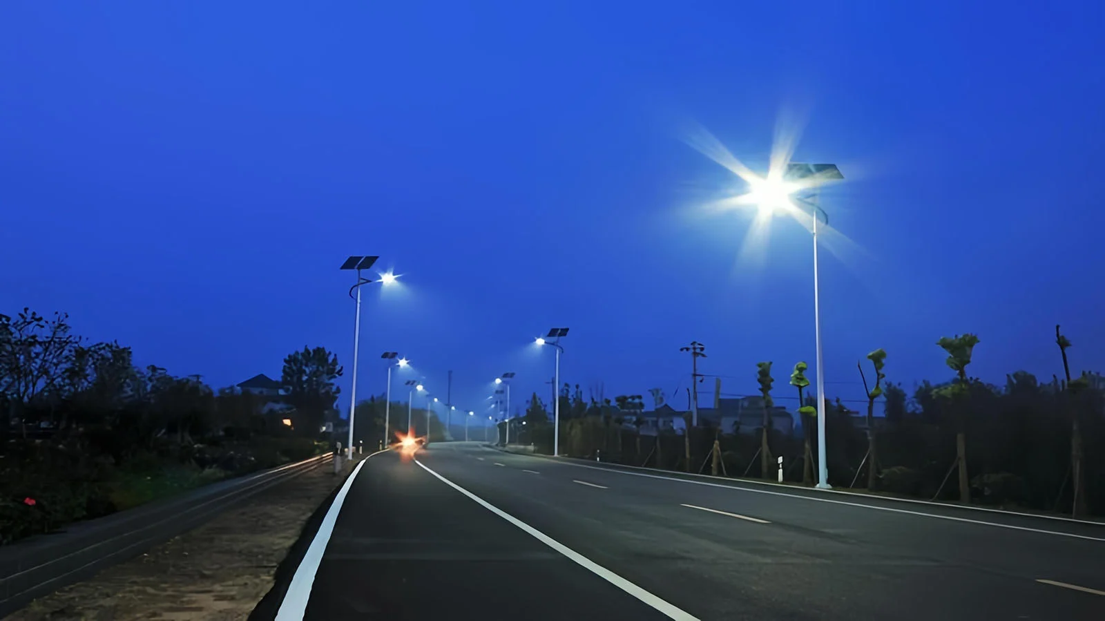 How does the Q235 steel tapered tube design of solar street lights balance wind resistance and aesthetic appeal?