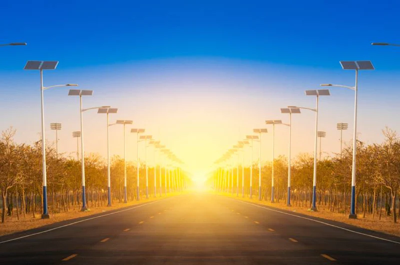 How to improve the sensitivity and accuracy of the light control system in the automatic start-up mode of solar street lights at dusk?